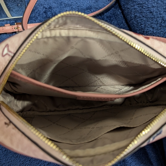 Michael Kors City print Crossbody Bag AND unbranded Bag Charm.  9.5x6.5x2", NWOT - Picture 7 of 13